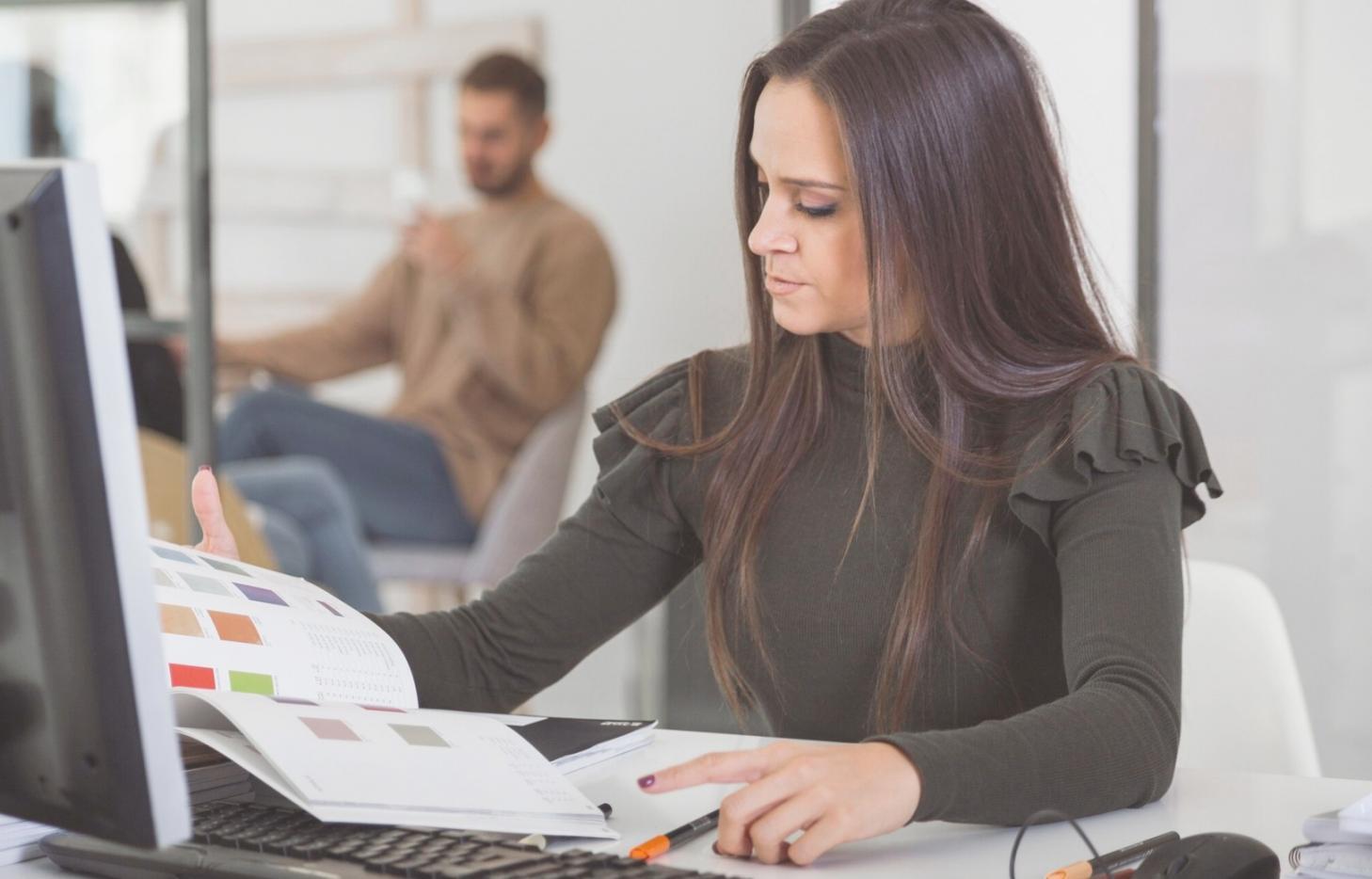 Estudiantes trabajando en análisis financiero